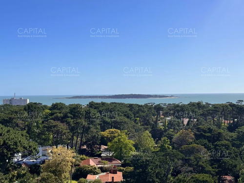 Penthouse Con Vista Al Mar En Venta De Dos Dormitorios, Punta Del Este.