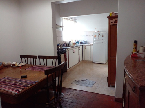 Casa De Familia Con Excelente Ubicación