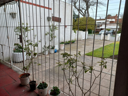 Casa 3 Ambientes Con Garaje Y Parque, A Reciclar Parcialmente, En Barrio Santa Monica