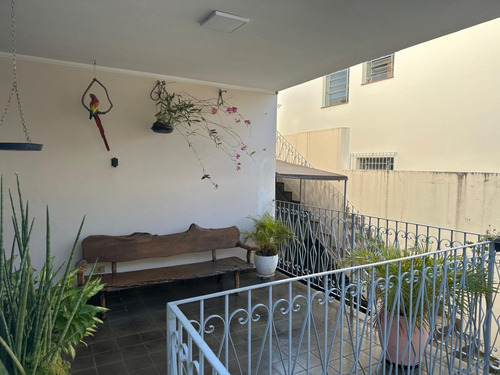 Casa Com Fino Acabamento, Rua Tranquilha, Bairro Nobre, 3 Dormitórios, Uma Suite, Quarto De Empregada.