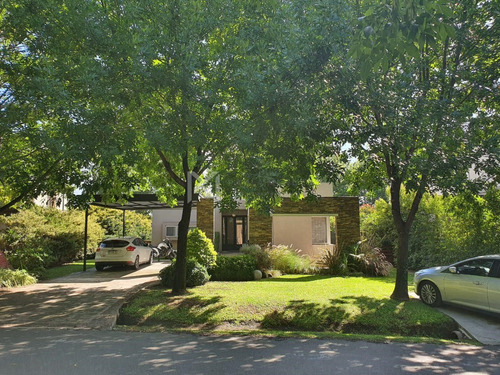 Casa  En Venta Ubicado En San Carlos Country Club, Pablo Nogues, Malvinas Argentinas