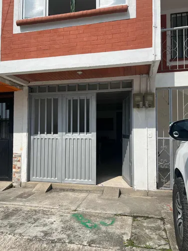 Casa De 3 Pisos 4 Habitaciones En Total, Primer Piso Indepen