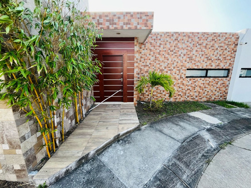 Casa En Venta En Veracruz De 1 Nivel Fracc. Las Palmas. Medellín. Ver.