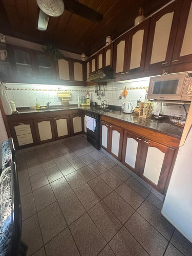 Casa Con Garage Sobre Avenida En Venta!!!
