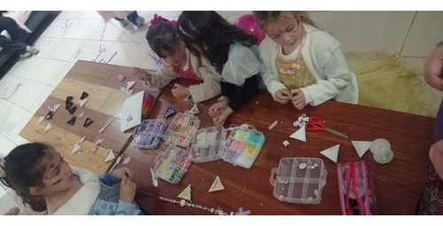 Animación De Eventos. Kits De Mostacillas, Trenzas Y Glitter