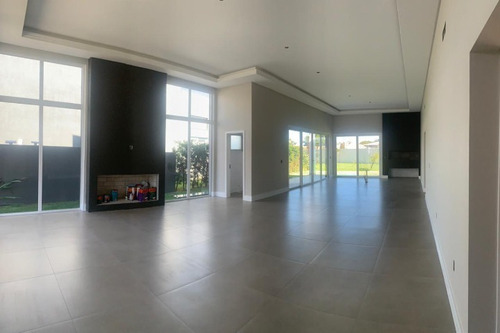 Imagem 4 de 24 de Casa À Venda Em Xangri-lá - Ca01375 - 69428458
