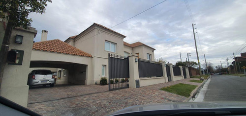 Casa En Venta - 4 Dormitorios 6 Baños - Patio Y Pileta - 780mts2 - Tolosa