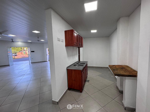Lcf A169 - Local Comercial En Alquiler - Av. Moseñor De Andrea Entre Almte. Brown Y Martín Fierro