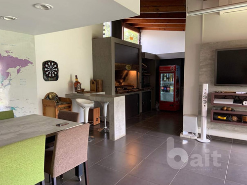 Imagen 4 de 29 de Venta Casa En El Cerro De Las Rosas, Moderna, Impecable De 3 Dormitorios Con Pileta Climatizada Y Calefacción Central.