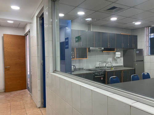 Trifásico, 652m2 Construidos. Oficinas-bodega. Conectividad.