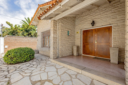 Venta Casa 5 Ambientes En Castelar Sur Con Pileta