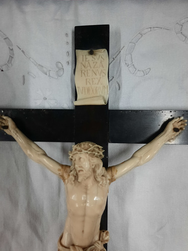 Crucifijo De Material Noble (Usado)