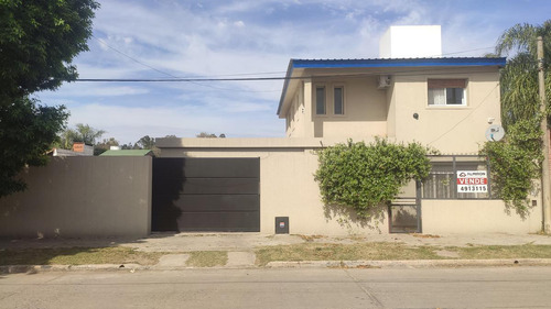 Venta Increible Casa De 3 Dormitorios En El Centro De Capitan Bermudez Con Quincho Y Pileta