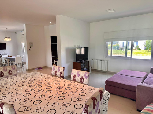 Casa En Venta 5 Ambientes Con Cochera, Pileta, Galeria