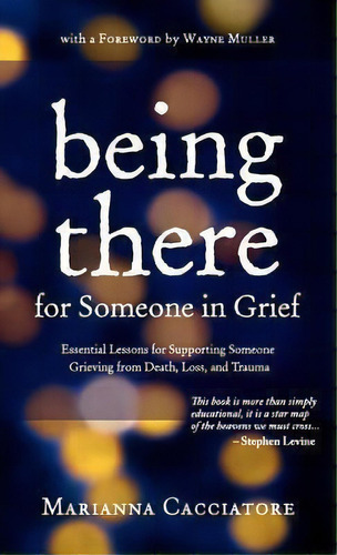 Being There For Someone In Grief - Essential Lessons For Supporting Someone Grieving From Death, ..., De Marianna Cacciatore. Editorial Raku Press, Tapa Dura En Inglés