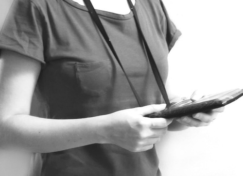 Capinha Porta Celular Visor Touch Zíper Alça Para Pescoço