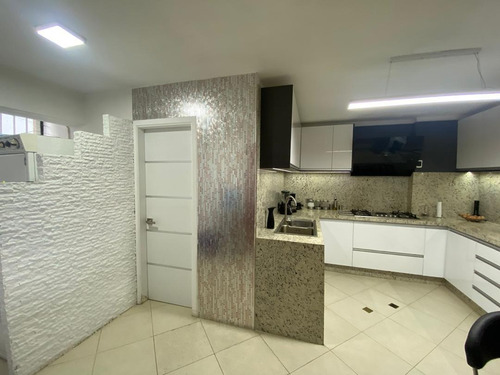 Apartamento En Venta En Cumboto Sur, Puerto Cabello. Inmobiliaria Maggi 2038