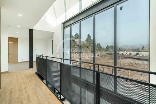 Casa En Venta De 6 Dorm. En Colina