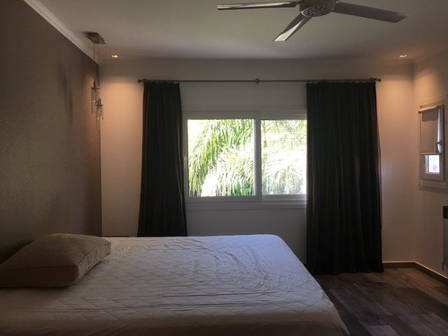 Importante Inmueble Con Techo De Tejas Ubicado En Esquina Rodeado De Hermoso Espacio Verde