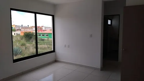 Casa Nueva De 3 Habitaciones Con Jardín Y Estacionamiento