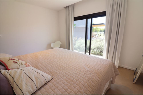 Venta Casa Santa Elena 5 Ambientes, 4 Dormitorios