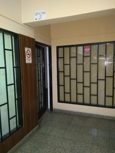 Imagen 2 de 6 de Oficina Céntrica Sobre Calle Lima Y Rivadavia, Primer Piso
