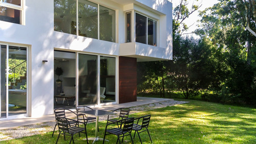 Casa De Tres Dormitorios En Venta- Solanas Punta Del Este (ref: Atm-6450)