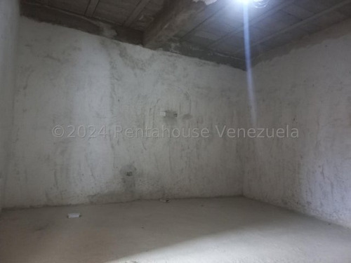 Townhouse Venta Obra Gris Con Pozo, Parrillera, Piscina Jardin Mañongo Naguanagua Carabobo L..eida Falcon Lf24-15518
