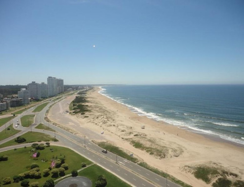 Apartamento En Venta De 3 Dormitorios En Playa Brava