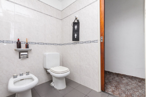 Casa 3 Amb. Con Cochera Y Quincho Lanús Oeste