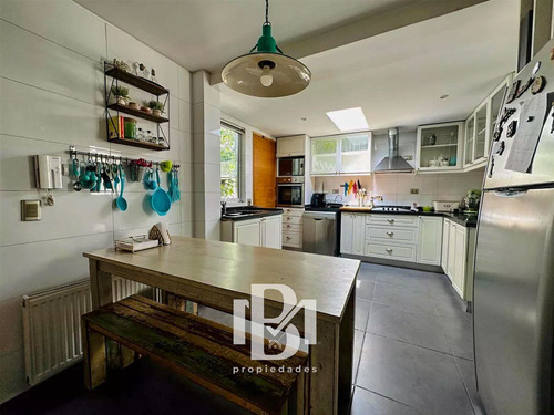 Casa En Venta De 5 Dorm. En Lo Barnechea