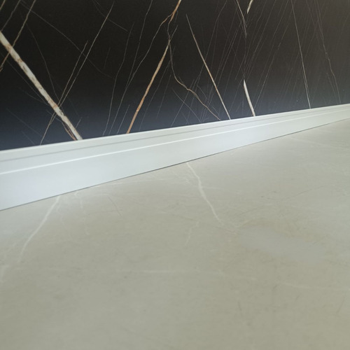 Rodape Poliestireno Branco Slim 07cm - 2,4 Metros