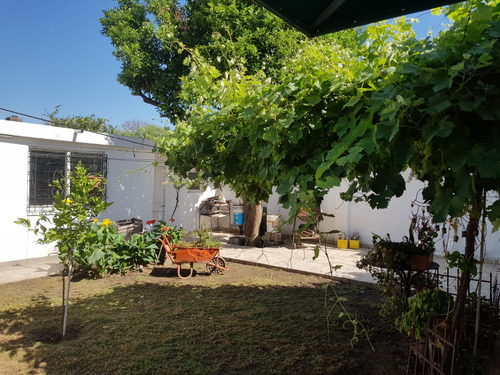 Barrio Poeta Lugones - A Seis Cuadras Del Dino - 3 D - Patio - Cochera