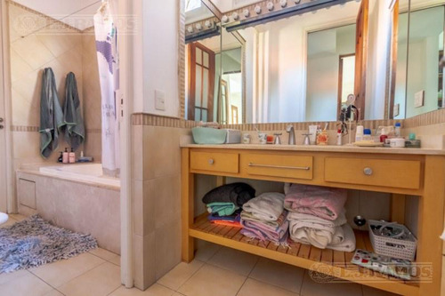 Casa A La Laguna Central Con 3 Dormitorios En Venta En Santa Barbara