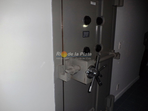 Excelente Local Sobre Avda Roosevelt- Ref: 12167