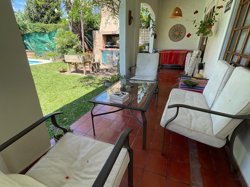 Excelente Chalet Con Pileta En Barrio Montecarlo
