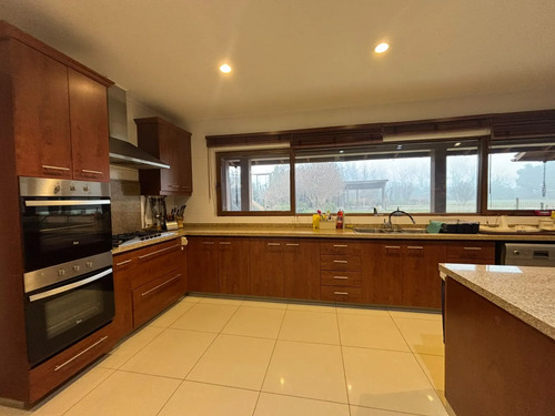 Exclusiva Propiedad Con Casa Principal Y Terreno De 9 Ha.