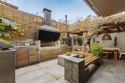 Estupenda Casa Remodelada En Vitacura, Excelente Ubicación.