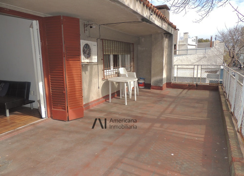 Imagen 1 de 14 de Venta Casa En Pocitos. Fondo Con Parrillero Garage, Terraza Al Frente.