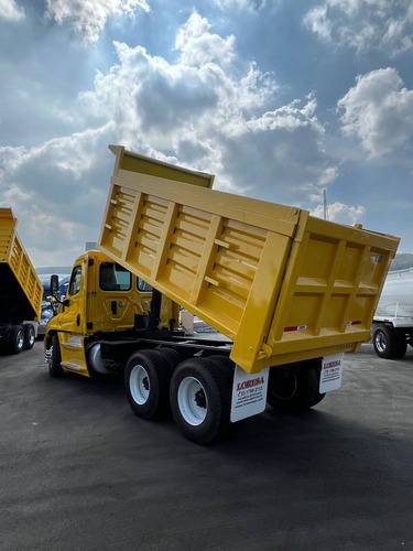 Freightliner Cascadia Volteo De 14 Mts Con Motor Cummins Isx