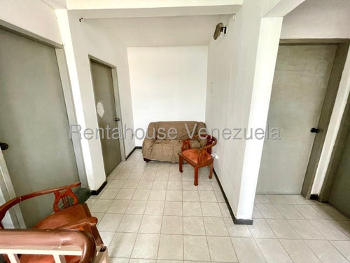Amplia Y Cómoda Casa En Venta Al Oeste De La Ciudad, Posee Gran Distribución Interna Para El Disfrute De Tu Familia