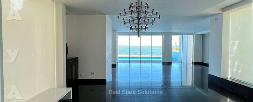 Casa En Venta, 5 Recamaras, Frente Laguna, Jacuzzi, Piscina, Isla Dorada Cancun.