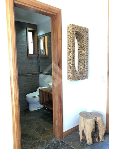 Casa En Venta De 6 Dorm. En Pucón