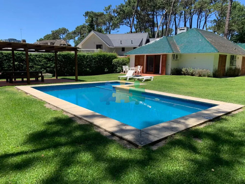 Alquiler Temporario De Casa De Tres Dormitorios Con Piscina En Barrio Lugano A Pasos De Punta Shopping, Punta Del Este - Ref : Eqp6839