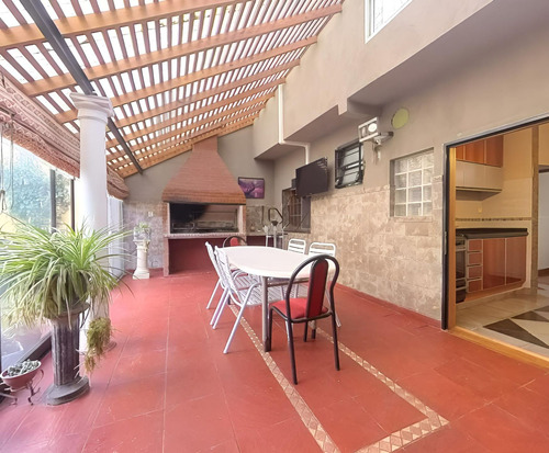 Venta De Casa En Hurlingham 4 Amb 3 Baños, Quincho