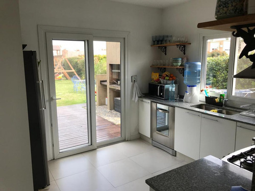 Casa En Venta De 3 Dormitorios En Barrio Privado La Comarca, Sobre Corredor Bancalari.