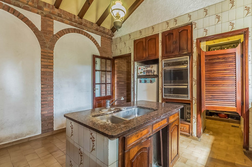 Casa · En Venta · 2 Plantas, 6 Ambientes · Con Amplio Terreno A Refeccionar · Castelar