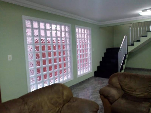 Sobrado Com Três Quartos E Três Banheiros