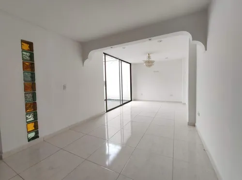 Casa En Arriendo En Prados Del Norte. Cod A24944