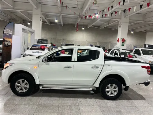 Mitsubishi L200 2.4 Cabina Doble 4x2 Mt